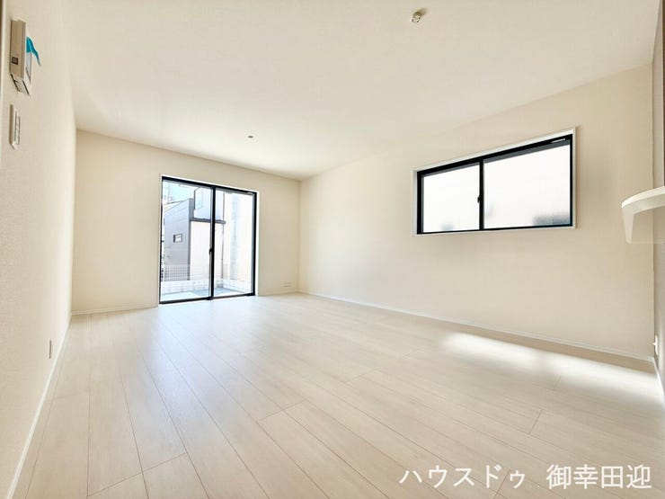 ■安らぎと笑顔の中心地■陽光が優しく降り注ぎ、会話が自然と弾む。ここでは、毎日が特別な時間へと変わります。