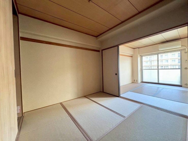 ふすまを開け放つことで、隣の部屋と繋げて広々とした空間として利用できる和室です。ご家族が揃って団らんするスペースとしてはもちろん、来客時の客間としても活躍する、柔軟性の高い間取りが魅力です。