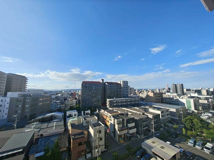 バルコニーからは、大きく広がる青空と開放的な街並みを見渡せます。周辺に高い建物が少なく、心地よい風とたっぷりの日差しが室内に舞い込みます。日々の暮らしの中で、ふと外を眺めてリフレッシュできる環境です。