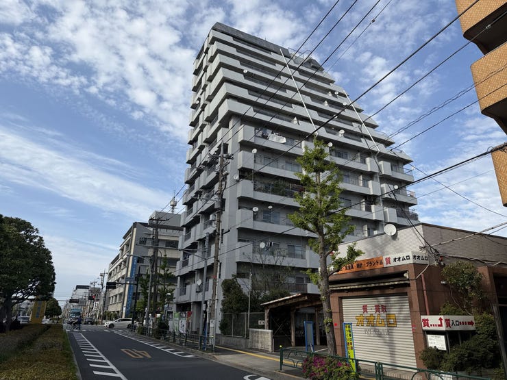【外観】
周辺はマンションが建ち並ぶ落ち着いた住環境。生活施設も揃いやすく利便性の高い立地です。