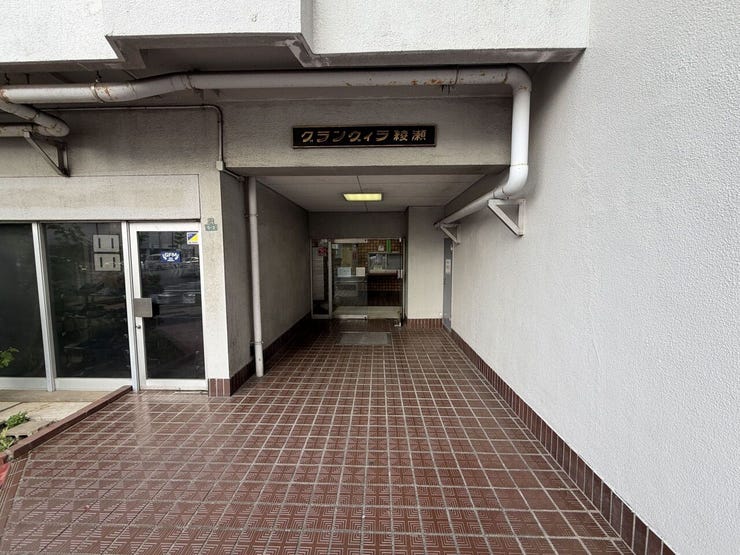 屋根付きのエントランスで雨の日も安心。奥まった造りで外部からの視線も入りにくく落ち着いた印象です。