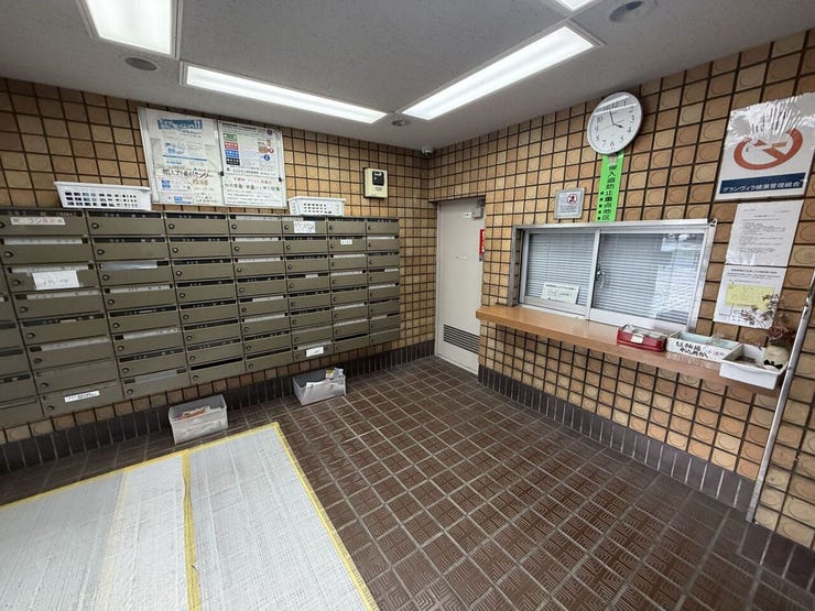 集合ポストと管理窓口があり管理体制良好。掲示板も整備されており安心してお住まいいただけます。