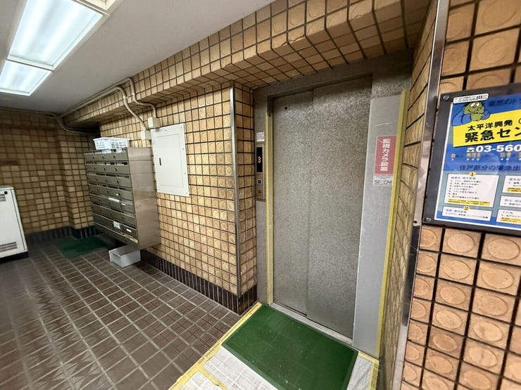 エレベーター付きで上階への移動も快適。共用部はタイル張りで清掃も行き届いた印象です。