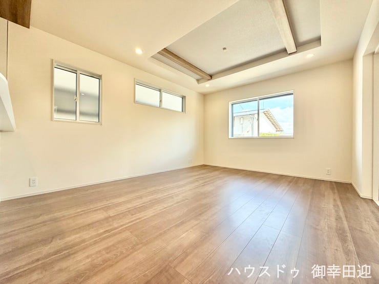 ■安らぎと笑顔の中心地■陽光が優しく降り注ぎ、会話が自然と弾む。ここでは、毎日が特別な時間へと変わります。