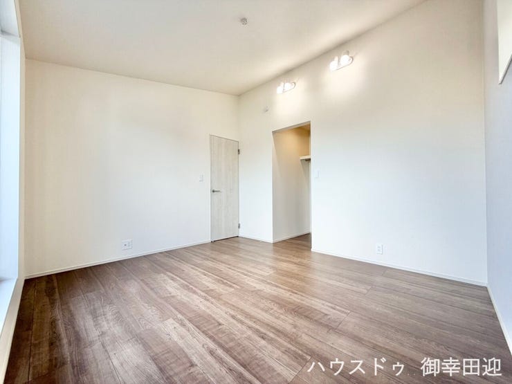■2階7帖洋室■心からリラックスできる静けさ、上質な眠りで、毎日をリセットします。明日への活力を養う空間です。