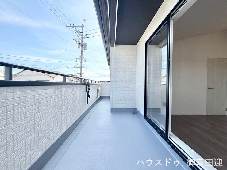 ■空の下の開放的な特等席■日光浴や読書、外の空気を感じながらリフレッシュ。暮らしを豊かにする、もう一つの心地よい空間です。