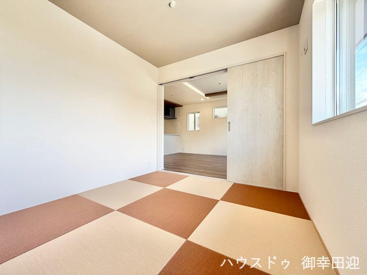 ■1階5.25帖和室■ゲストをもてなし、昼寝や家事にも使える、畳のぬくもりが心地よい多目的万能スペース。