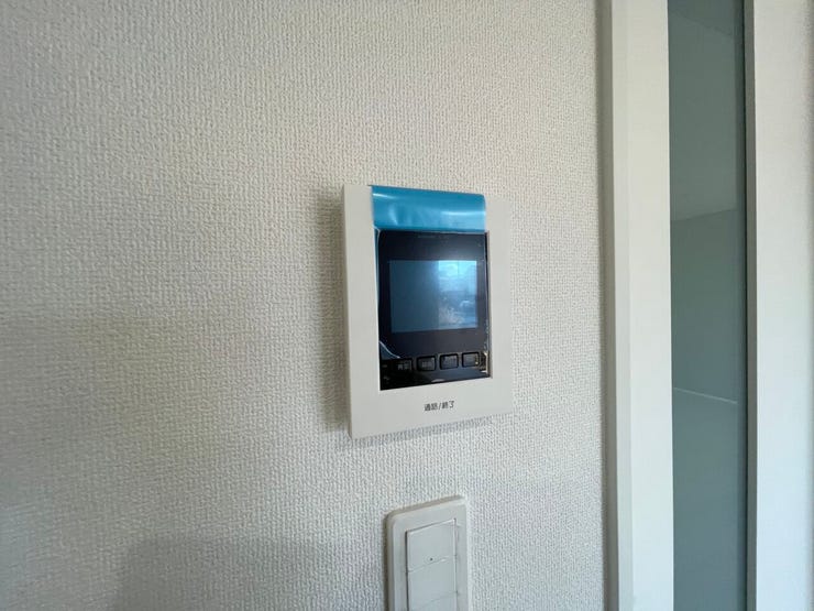 ○カラーモニター付インターホン○ 同仕様
不在時の訪問は自動で録画されます。
訪問者の顔が確認できるのでお子様の留守番にも安心です♪