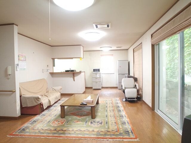 【リビング】
約24帖の対面式のLDKは、東向きの大開口窓から朝日をたっぷり取り込め、明るく開放的な空間です。食事や団らん、家事までゆとりをもって過ごせる、大家族にもぴったりの心地よいリビングです。