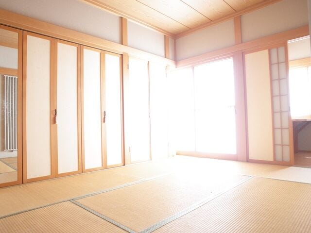 1階の6帖和室と縁側は、南窓から1日を通して柔らかな光が差し込む心地よい空間。陽だまりの中でほっと一息ついたり、昼寝や読書を楽しんだり、ゆっくりと時間が流れるような安らぎを感じられる場所です。