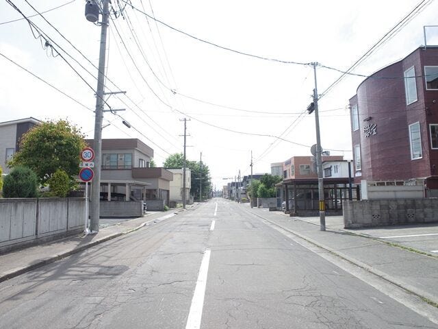 整備された歩道と見通しの良い直線道路で、徒歩でも車でも安心です。