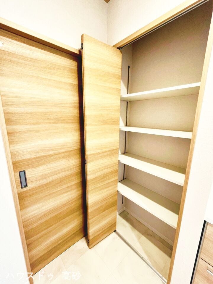 洗面所にもたっぷりの収納がありバスタオルや洗剤のストックもスッキリ収納できます♪