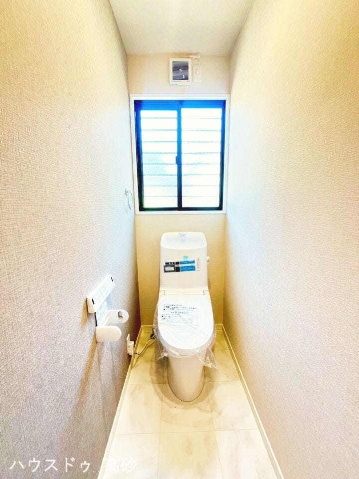 1階と2階のそれぞれにトイレを完備。就寝中や体調が悪い夜も、階段を使わず安心です。