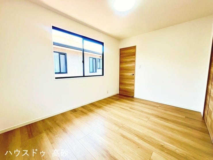 たっぷりの陽光に包まれる明るい洋室です。