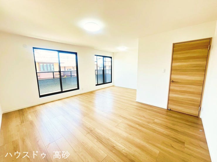 大きな窓から自然光がたっぷり入り、部屋全体が明るく広々と感じられます。