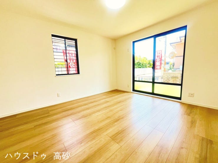 光と風を取り込み、心地よく過ごせる洋室です◎