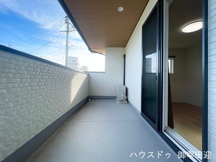 ■空の下の開放的な特等席■日光浴や読書、外の空気を感じながらリフレッシュ。暮らしを豊かにする、もう一つの心地よい空間です。