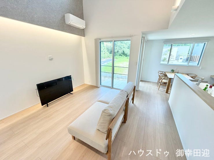■安らぎと笑顔の中心地■陽光が優しく降り注ぎ、会話が自然と弾む。ここでは、毎日が特別な時間へと変わります。