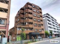 【外観】
重厚感のある外観とオートロック付きで安心感のあるマンション。最上階7階の南西角住戸につき、開放感と陽当たりの良さも魅力です。