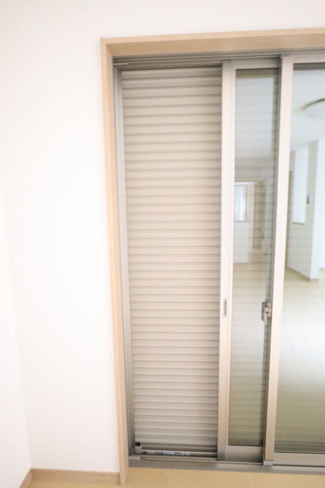 ○シャッター雨戸○ 同仕様
開閉に力が要らないシャッターを採用しています♪
外出時や旅行時の防犯、台風など雨風の強い日にも安心ですね♪