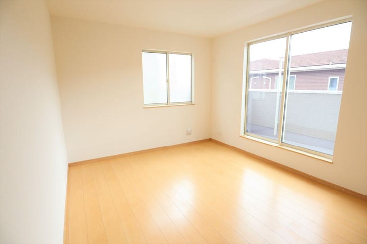 ◇洋室◇ 同仕様
2面採光のお部屋は明るく風通しが良いです♪
収納もしっかり出来ますよ!