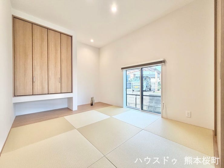 ■1階6帖和室■ゲストをもてなし、昼寝や家事にも使える、畳のぬくもりが心地よい多目的万能スペース。