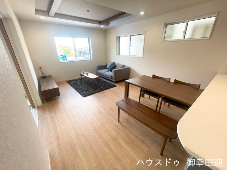 ■安らぎと笑顔の中心地■陽光が優しく降り注ぎ、会話が自然と弾む。ここでは、毎日が特別な時間へと変わります。