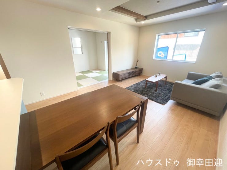 ■安らぎと笑顔の中心地■陽光が優しく降り注ぎ、会話が自然と弾む。ここでは、毎日が特別な時間へと変わります。
