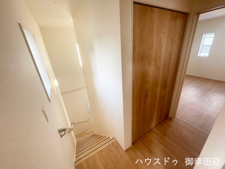 ■暮らしを繋ぐ、明るい動線■採光窓から光が差し込み、足元を優しく照らす。安全で快適な、家族の生活を支える縦の繋がりです。