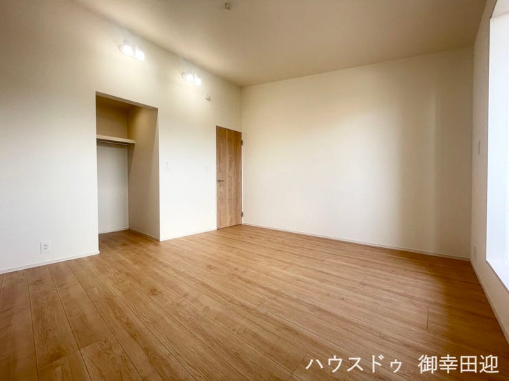 ■2階8帖洋室■心からリラックスできる静けさ、上質な眠りで、毎日をリセットします。明日への活力を養う空間です。