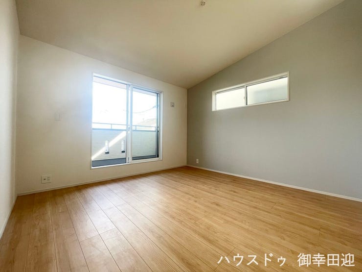 ■2階8帖洋室■心からリラックスできる静けさ、上質な眠りで、毎日をリセットします。明日への活力を養う空間です。