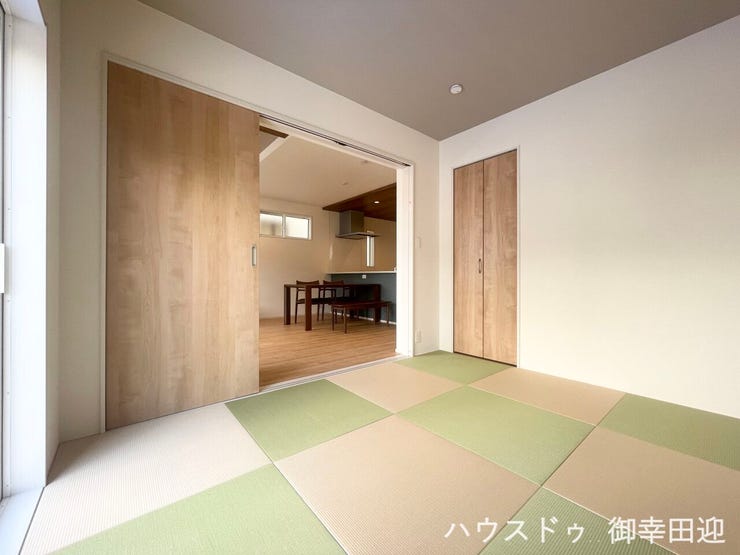 ■1階5.25帖和室■ゲストをもてなし、昼寝や家事にも使える、畳のぬくもりが心地よい多目的万能スペース。