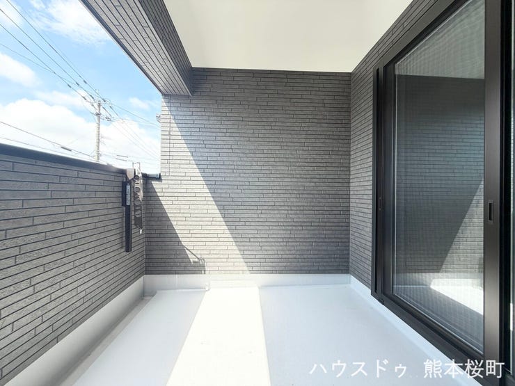 ■空の下の開放的な特等席■日光浴や読書、外の空気を感じながらリフレッシュ。暮らしを豊かにする、もう一つの心地よい空間です。