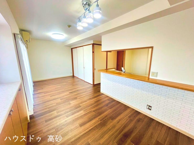 家族のぬくもりをつなぐ、カウンターキッチンのあるリビング♪
