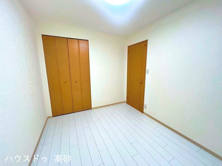 家具のレイアウトがしやすい、使い勝手の良い洋室です◎