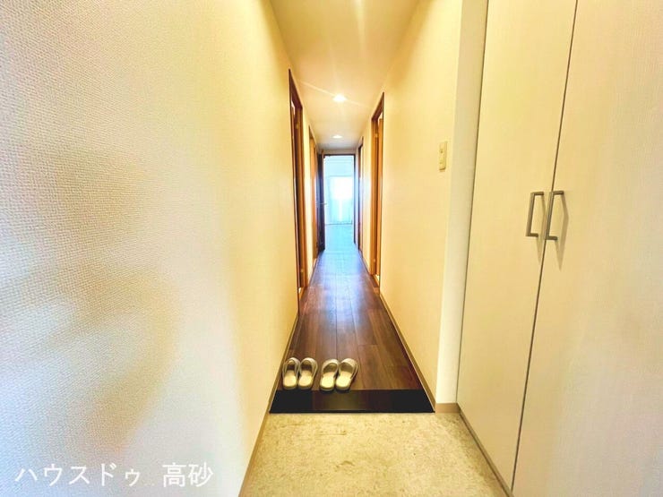 扉を開けた瞬間に伝わる、明るく心地よい玄関です♪