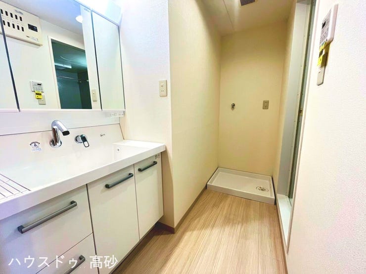 清潔に保ちやすい、シンプルで使い勝手の良い洗面所です◎