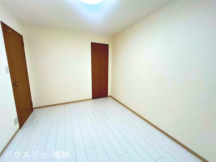 在宅ワークにも最適な、静かで落ち着いた洋室です