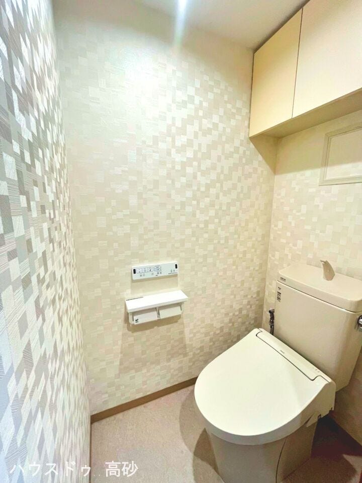 白を基調とした明るいトイレは、汚れが見つけやすくキレイを保ちやすいです☆