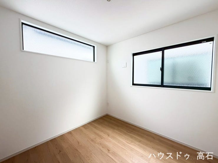 5.7畳洋室
高い位置にある窓からは心地よい光が差し込み、外からの視線も気になりにくいプライベート性の高い一室です。