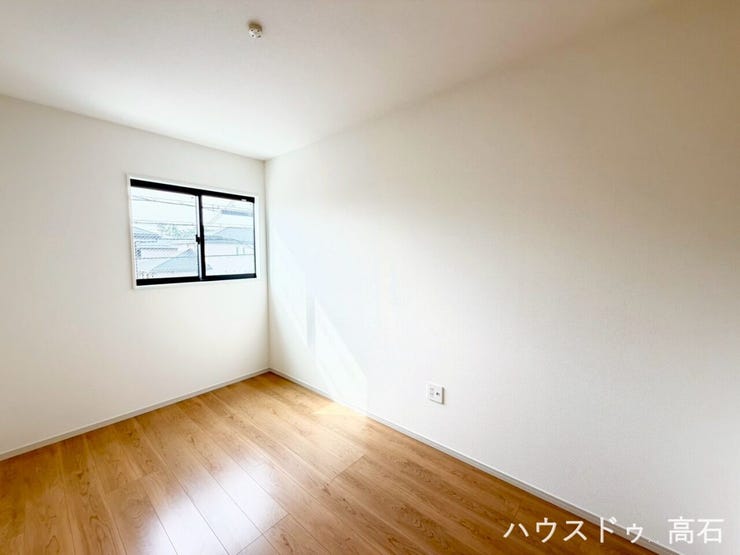 5畳洋室
落ち着いた雰囲気の洋室は、趣味部屋や予備室としても活用可能。ラ