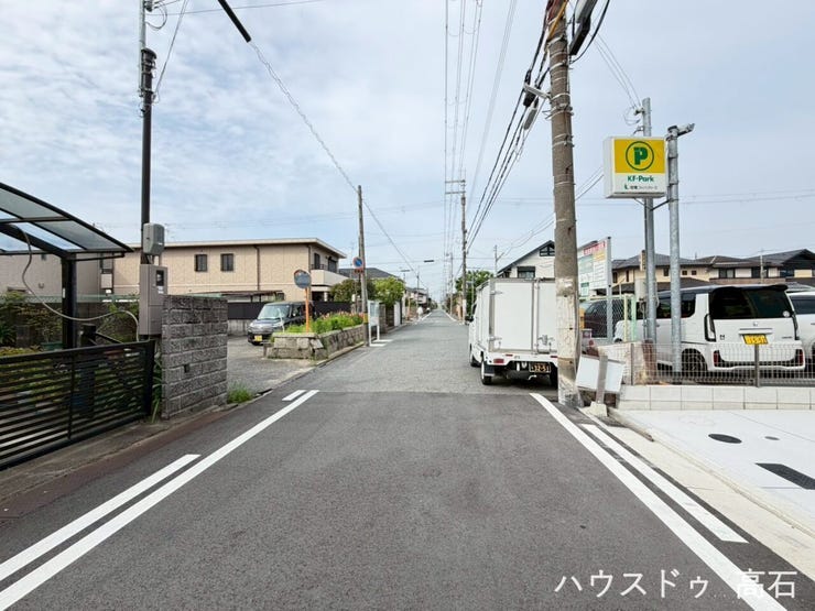 前方の道幅が約5.8mと広く、視界が開けているため、圧迫感のない開放的な住環境です