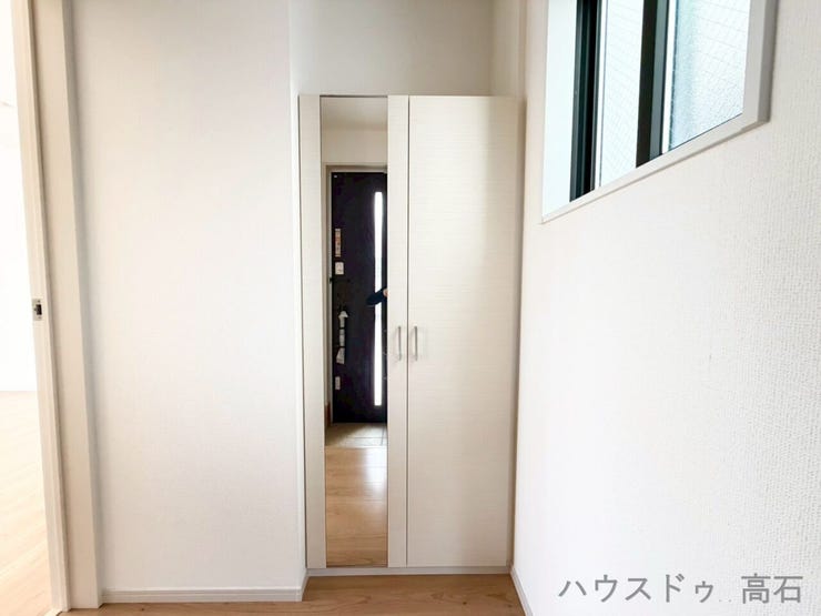 お出かけ前の身だしなみチェックに便利な、大型ミラー付きのシューズボックスです。