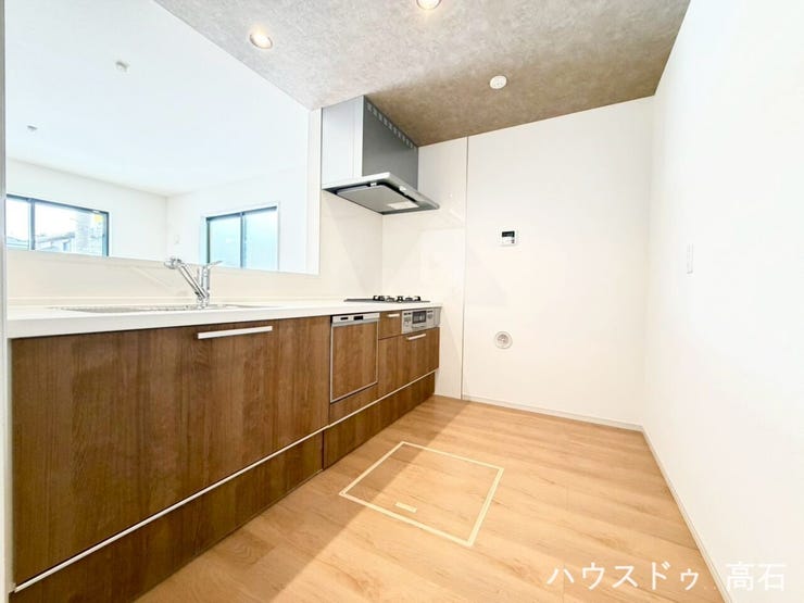 対面キッチンでご家族との会話を楽しみながらお料理ができる、温かみのある住まいです。