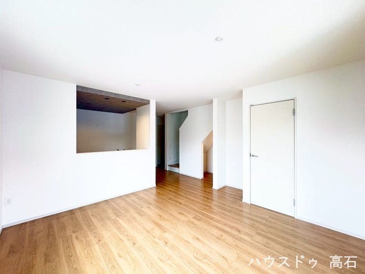 白を基調とした開放的な空間に、おしゃれなアクセント天井が映える広々リビングです。