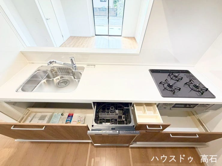 たっぷり収納できるシステムキッチンに加え、食器洗浄乾燥機付きでご家族の家事をサポートします。