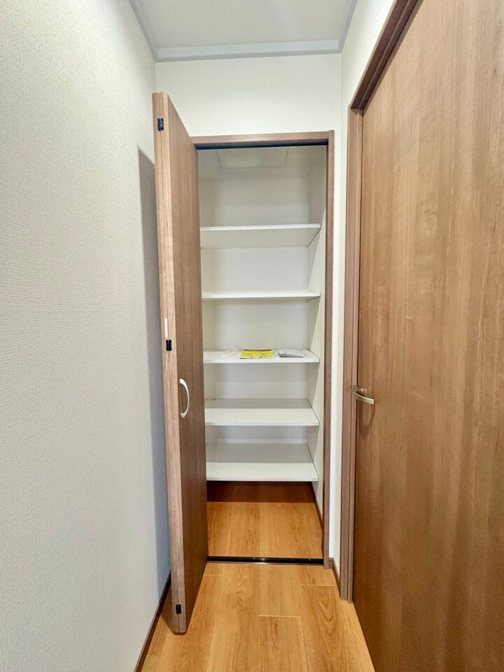 デッドスペースを有効活用した、暮らしをサポートする収納です。家族共有の荷物や季節家電の保管にも最適。動線上に配置されているため、お部屋間の移動もスムーズで、日々の家事効率を高めてくれます。