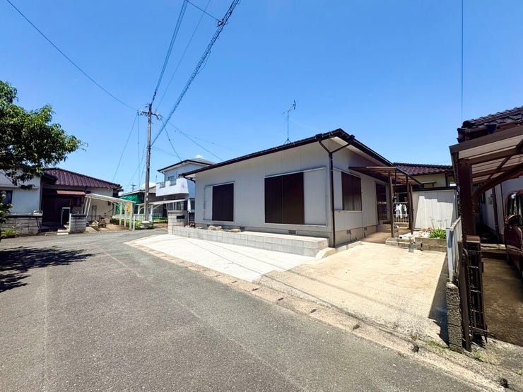 【外観】
閑静な住宅街に佇む、陽当たり良好な戸建て物件です。前面道路との距離も十分に確保されており、開放感あふれる外観が魅力。子育て世帯にも安心の落ち着いた環境で、理想のマイホームライフを実現しませんか。