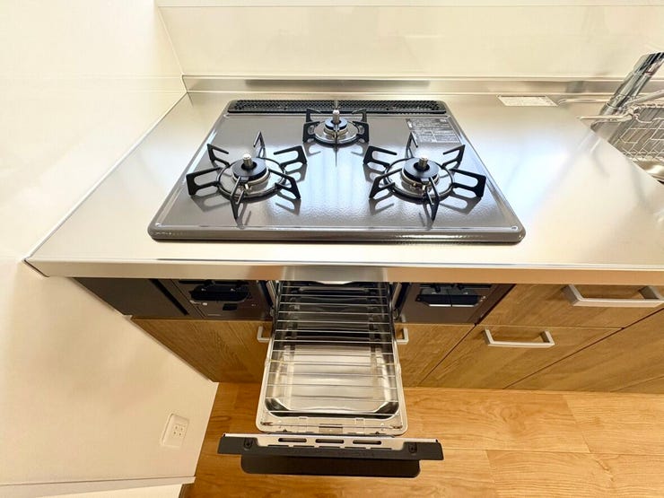 毎日のお料理を快適にする、お手入れ簡単な高機能コンロを採用。安全性に配慮した設計で、小さなお子様のいるご家庭でも安心です。シンプルで飽きのこないデザインが、キッチン周りをスマートに彩ります。