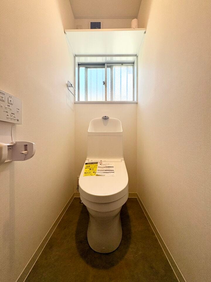 お手入れがしやすく、いつでもスッキリと清潔に保てる機能的なトイレです。コンパクトながら圧迫感のないデザインで、ゆったりとした時間を過ごせます。日々の家事負担を軽減する、実用性の高い空間です。